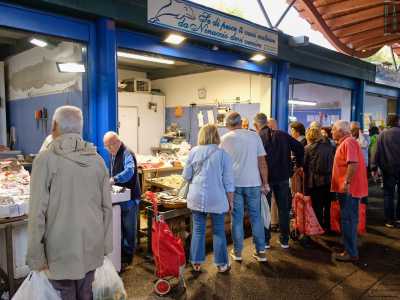 Sulla sinistra ecco le prime bancarelle che vendono pesce e in un attimo ci ritroviamo davanti al folclore �made in Bari� che si manifesta in tutta la sua potenza